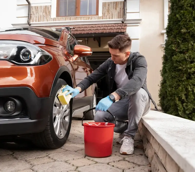 Lavage auto à domicile Saxel : professionnel intervenant sur un véhicule